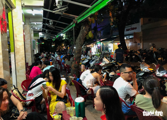 Saigon joints remain crowded despite mass gathering ban over COVID-19