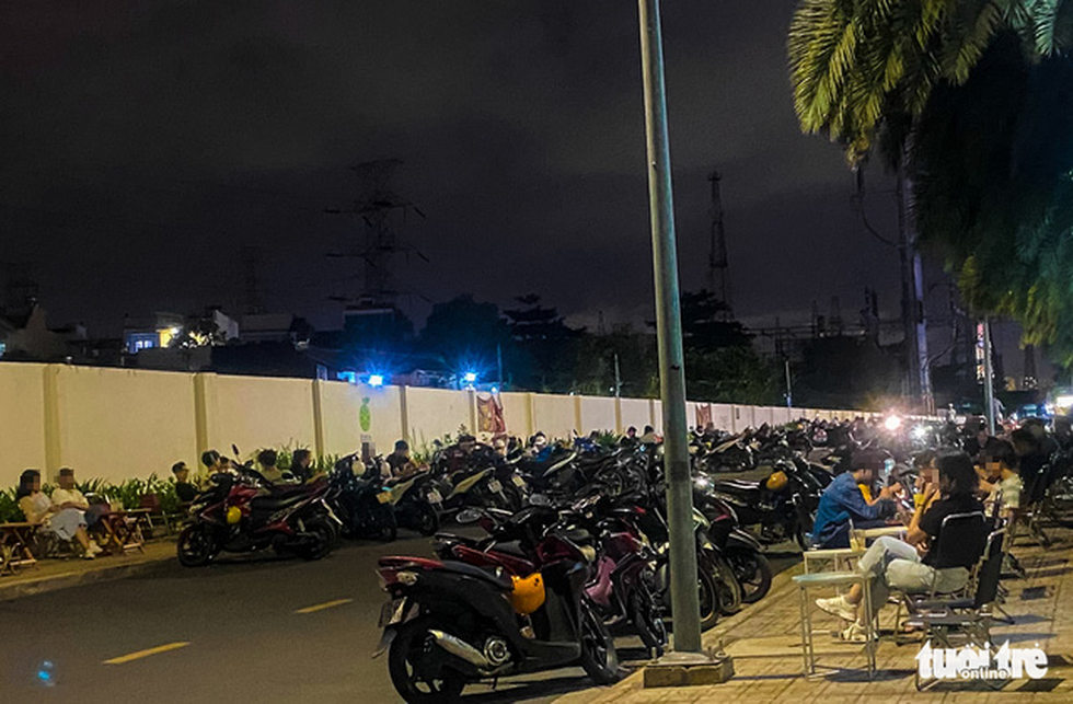 A large number of drinkers, along with their vehicles, is seen at a café in an area in Ho Chi Minh City. Photo: Chau Tuan / Tuoi Tre