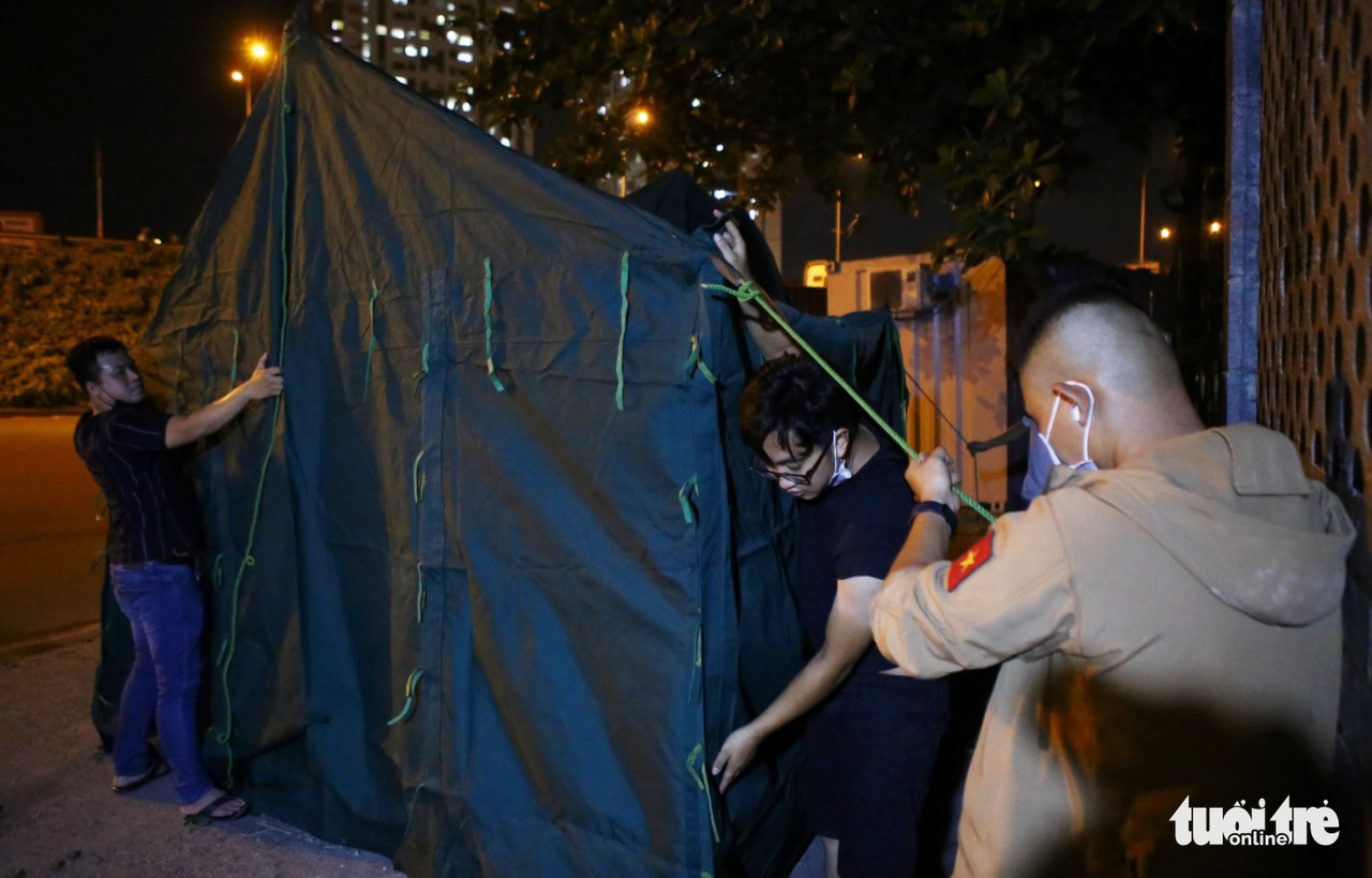 Staff put up a tent at a checkpoint at a gateway to Ho Chi Minh City, May 14, 2021. Photo: Nhat Thinh / Tuoi Tre