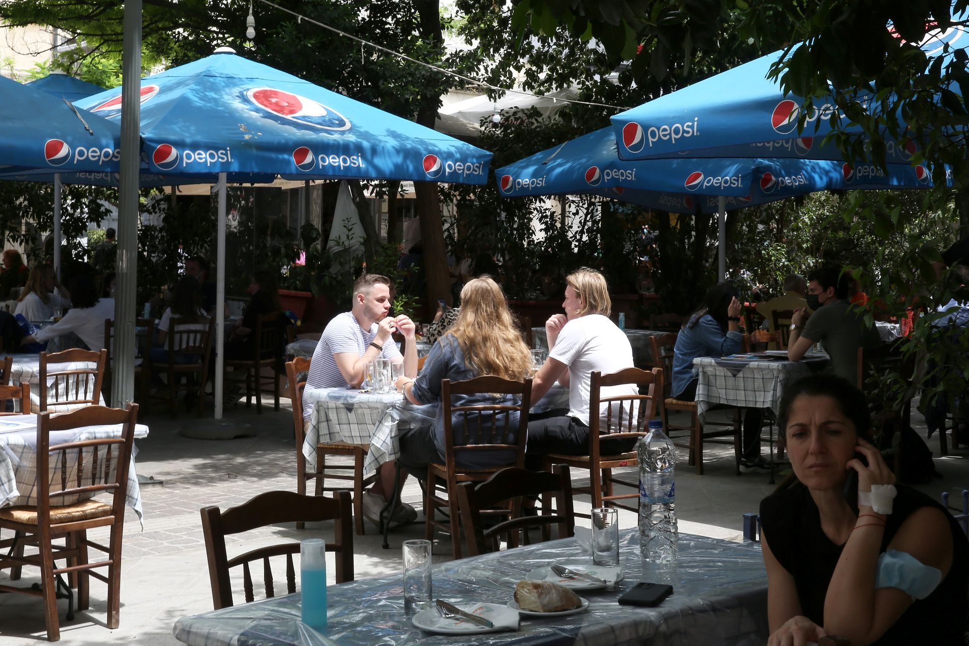 Tourists eat at the Monastiraki district, as the country's tourism season officially opens, in Athens, Greece May 15, 2021. Photo: Reuters