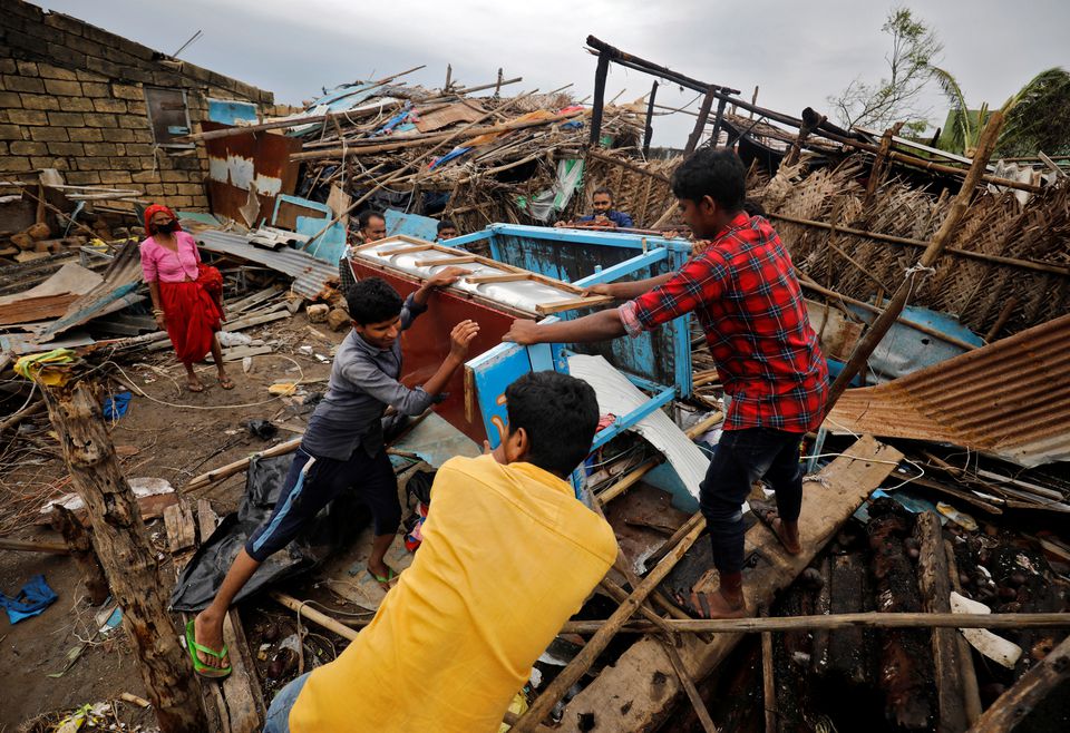 People salvage their belongings from a damaged house after cyclone Tauktae hit, in Navabandar village, in the western state of Gujarat, India, May 18, 2021. Photo: Reuters