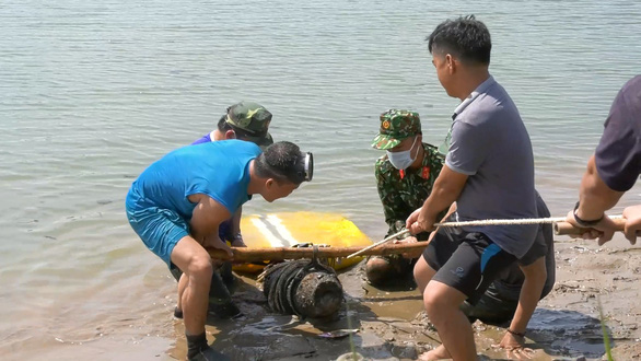Heavyweight bomb pulled from river in Vietnam's Quang Tri Province