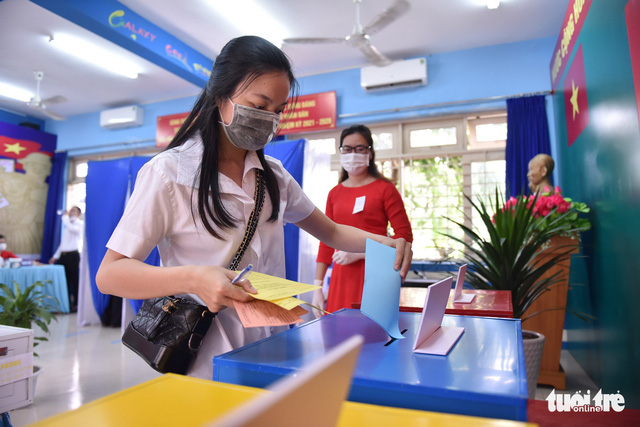A woman casts her ballot in Thu Duc City, Ho Chi Minh City, May 23, 2021. Photo: Ngoc Phuong / Tuoi Tre