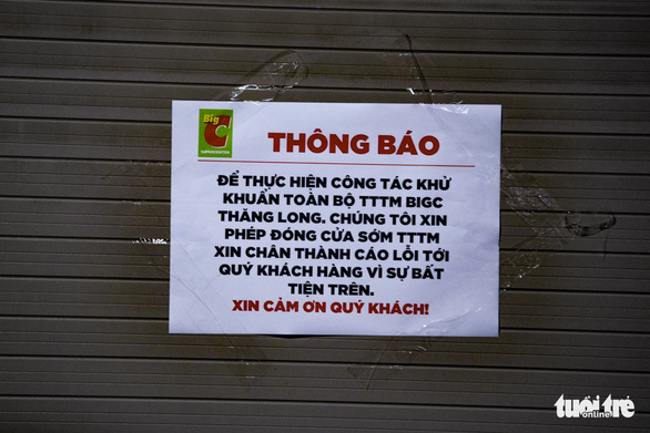 This image shows Big C Thang Long’s notice that informs the supermarket’s temporary closure for coronavirus disinfection and extends apologies to its customers for the suspension on May 24, 2021. Photo: Nguyen Doan / Tuoi Tre