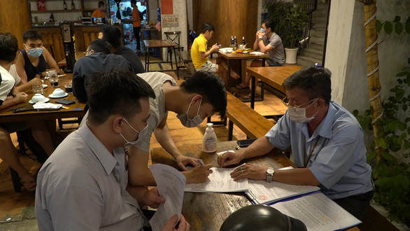 Over 100 Ho Chi Minh City eateries found violating COVID-19 restrictions in 10 days