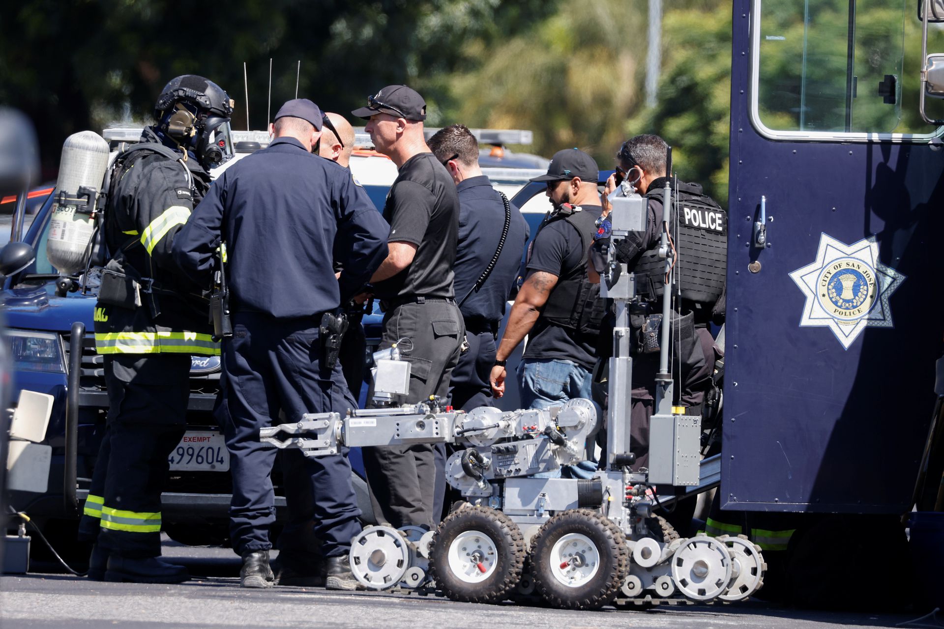 San Jose Bomb Squad technician and his team meet before entering the scene of the Santa Clara Valley Transportation Authority mass shooting suspects house that was set ablaze in San Jose, California, U.S. May 26, 2021. Photo: Reuters