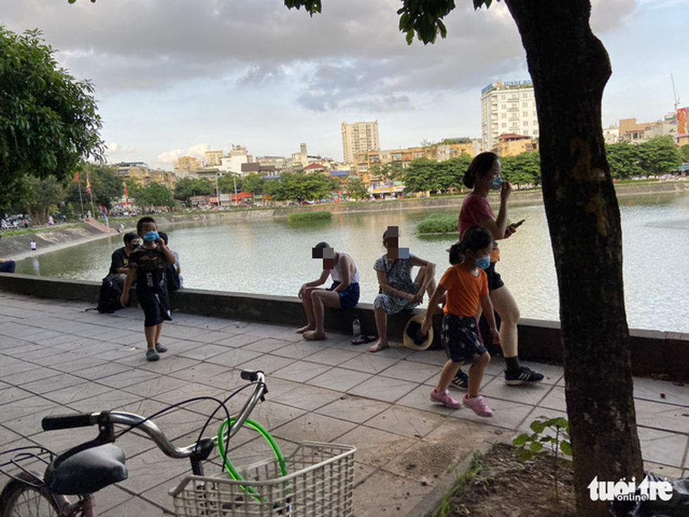 Hanoi residents visit parks, recreational areas despite closures for COVID-19 prevention