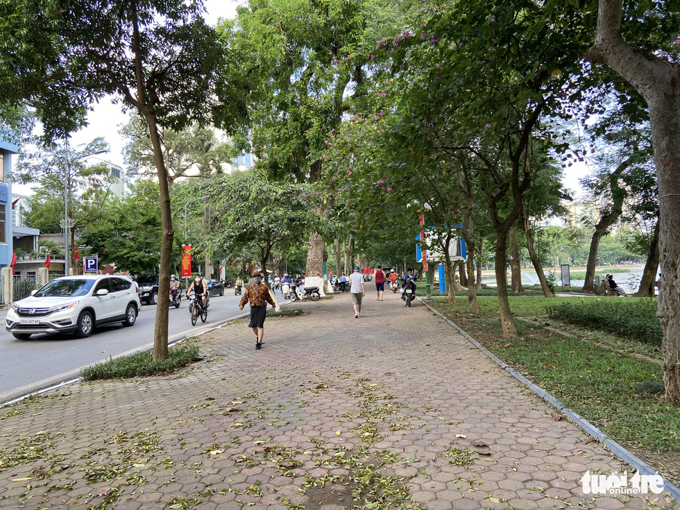 People walk on the sidewalk near Thien Quang Lake in Hanoi, May 26, 2021. Photo: Q.T. / Tuoi Tre
