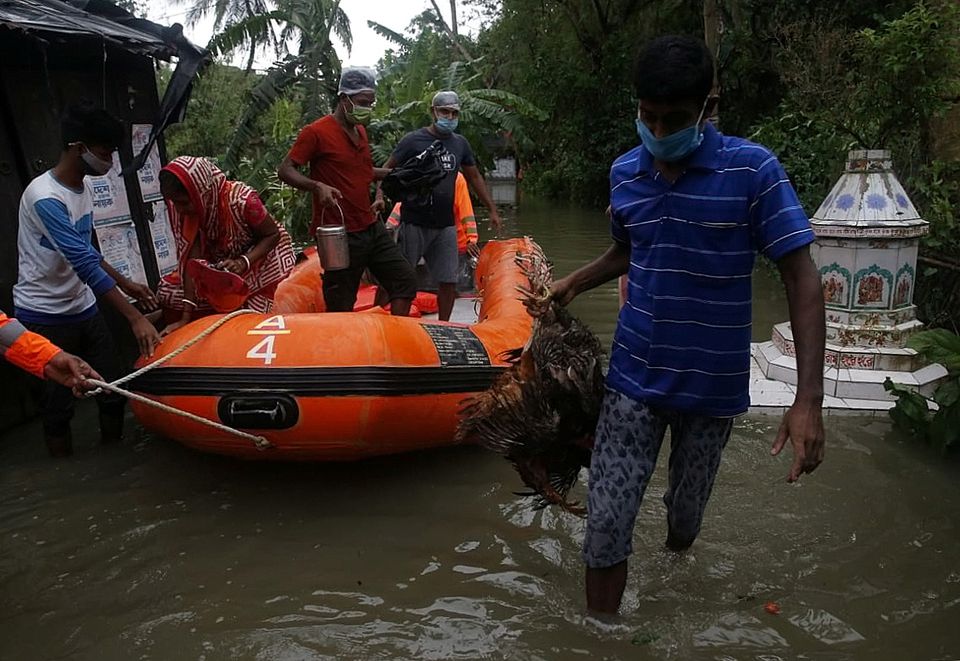 People are evacuated from a flooded area to safer places by the members of the National Disaster Response Force (NDRF) as Cyclone Yaas makes landfall at Ramnagar in Purba Medinipur district in the eastern state of West Bengal, India, May 26, 2021. Photo: Reuters