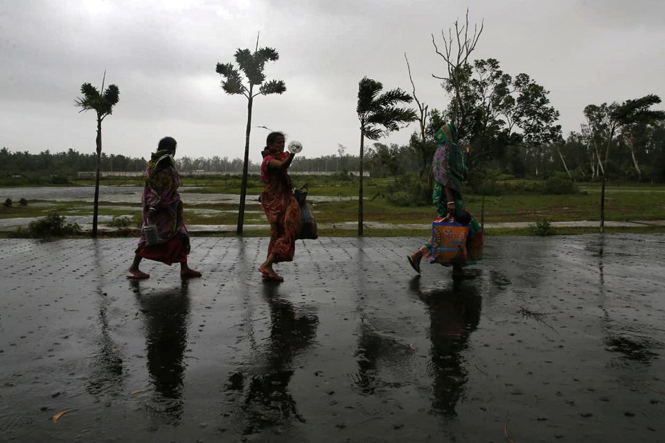 Residents move to a safer place ahead of Cyclone Yaas at Digha in Purba Medinipur district in the eastern state of West Bengal, India, May 26, 2021. Photo: Reuters