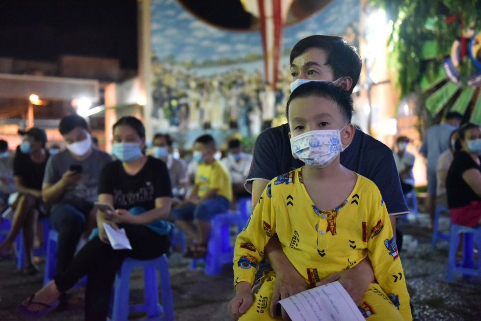 People wait to be sampled for COVID-19 testing in Ward 15, Go Vap District, Ho Chi Minh City, May 28, 2021. Photo: Ngoc Phuong / Tuoi Tre