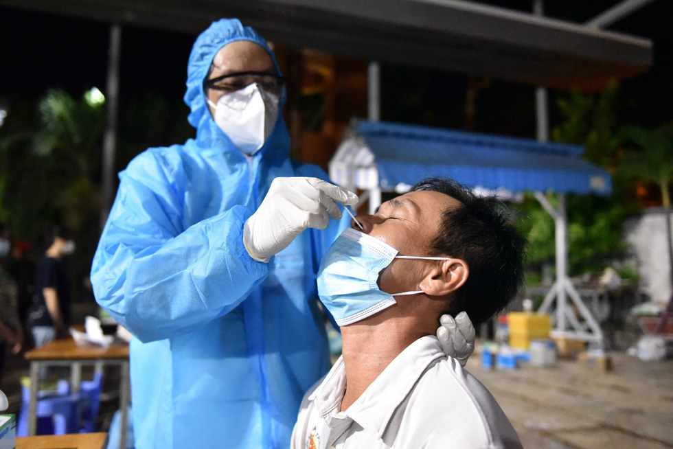 Ho Chi Minh City takes samples from 50,000 residents overnight for coronavirus testing