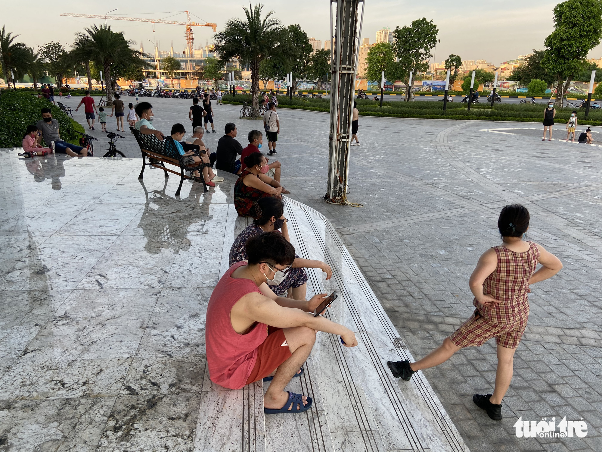 People sit in front of a shopping mall in Nam Tu Liem District, Hanoi, May 30, 2021. Photo: Q.T. / Tuoi Tre