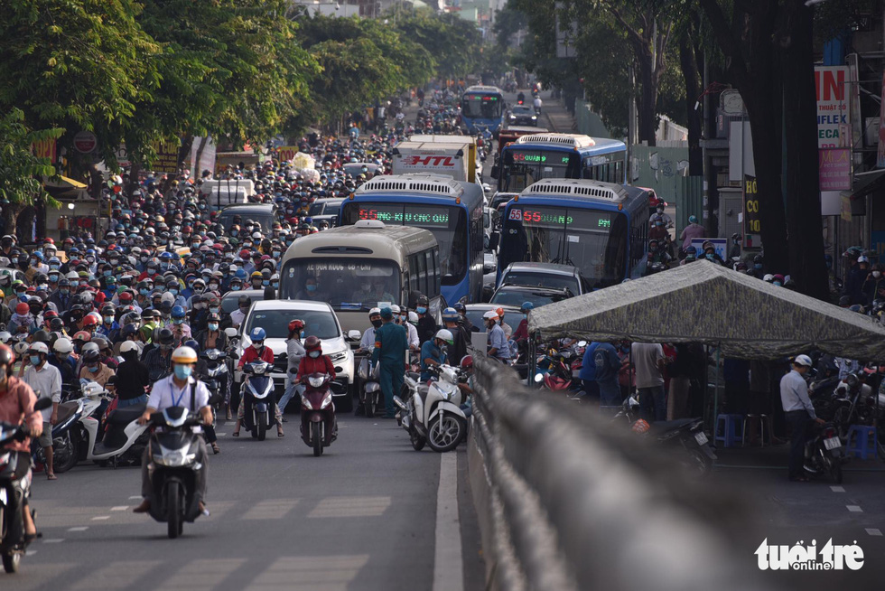 Traffic congestion at a COVID-19 checkpoint on Hoang Minh Giam Street in Go Vap District, Ho Chi Minh City, June 1, 2021. Photo: Ngoc Phuong / Tuoi Tre