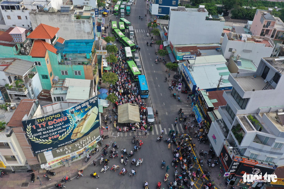 An aerial view of traffic congestion at a COVID-19 checkpoint at the intersection of Pham Van Dong - Phan Van Tri Streets in Go Vap District, Ho Chi Minh City, June 1, 2021. Photo: T.P. / Tuoi Tre