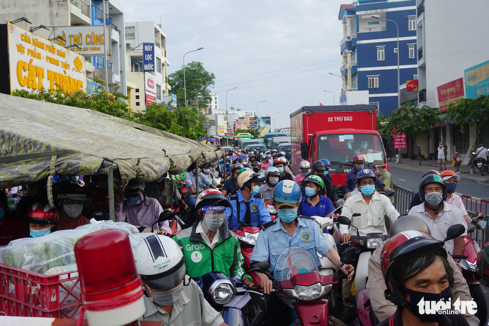 Traffic congestion at a COVID-19 checkpoint on Phan Van Tri Street in Go Vap District, Ho Chi Minh City, June 1, 2021. Photo: Duc Phu / Tuoi Tre