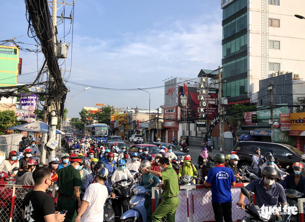 Officials handle traffic congestion at a COVID-19 checkpoint on Quang Trung Street in Go Vap District, Ho Chi Minh City, June 1, 2021. Photo: Chau Tuan / Tuoi Tre