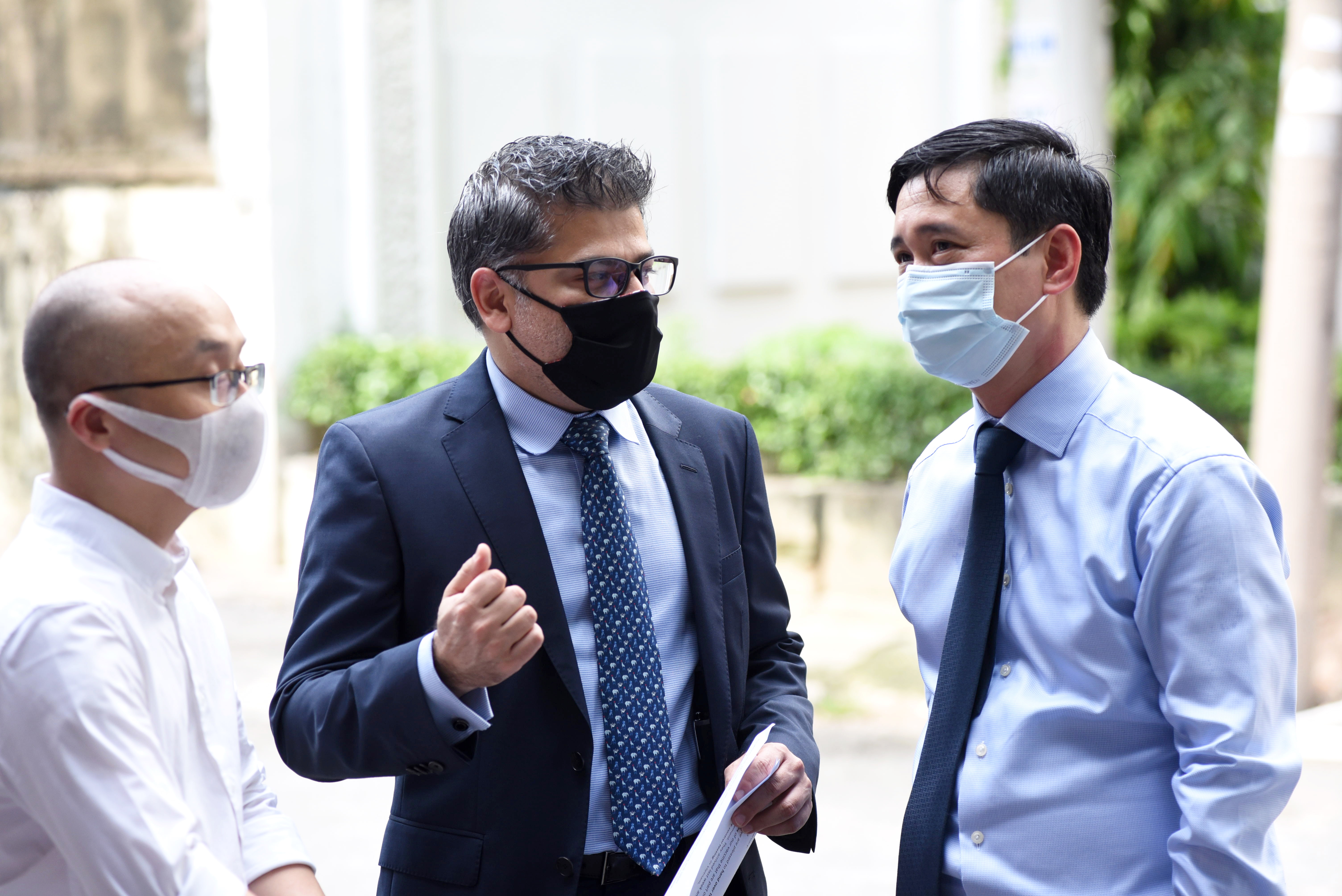 Nitin Kapoor (left), chairman and general director of AstraZeneca Vietnam and Ngo Chi Dung, CEO of the Vietnam Vaccine Joint Stock Company, are seen in conversation. Photo: Duyen Phan / Tuoi Tre