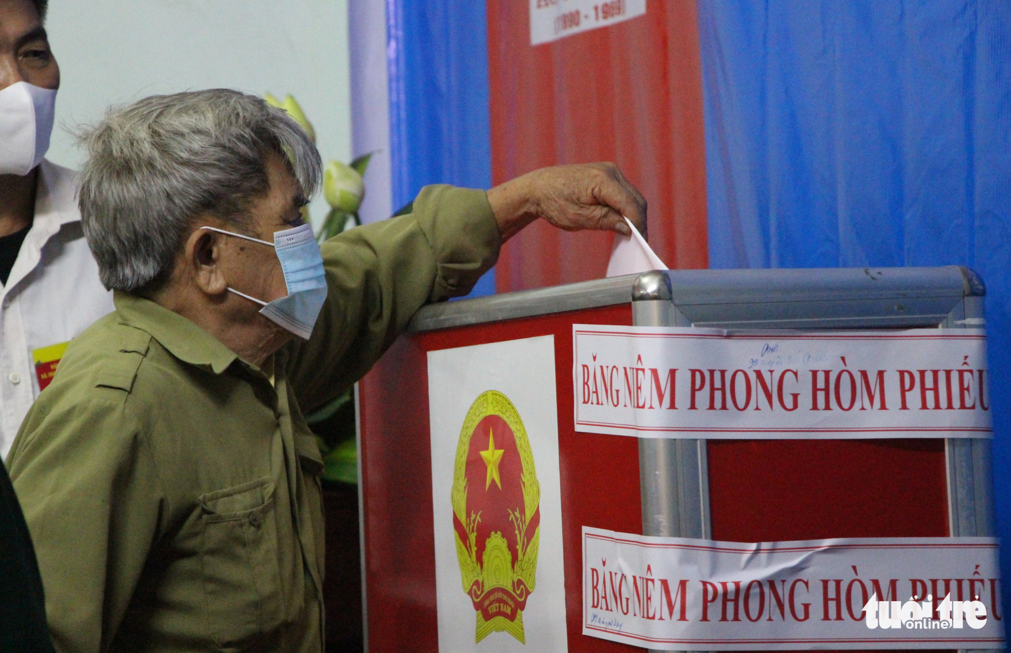 A resident casts his vote during the election in Trang Viet Commune, Me Linh District, Hanoi, June 6, 2021. Photo: Ha Quan / Tuoi Tre