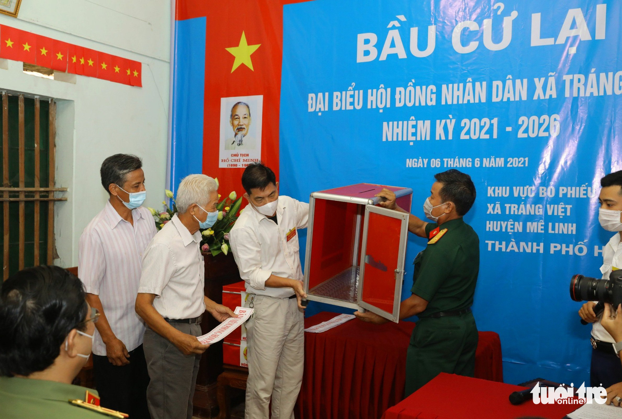 The election of members to the People’s Council in Trang Viet Commune, Me Linh District, Hanoi, is re-organized on June 6, 2021. Photo: Ha Quan / Tuoi Tre
