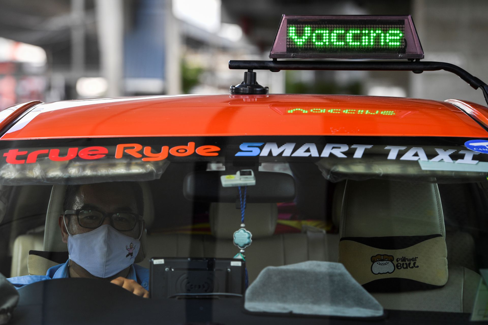 Thai taxi driver Sombat Subin rides with a sign above his cab showing that he has been vaccinated against the coronavirus disease (COVID-19) in order to attract more customers in Bangkok, Thailand, May 29, 2021. Photo: Reuters