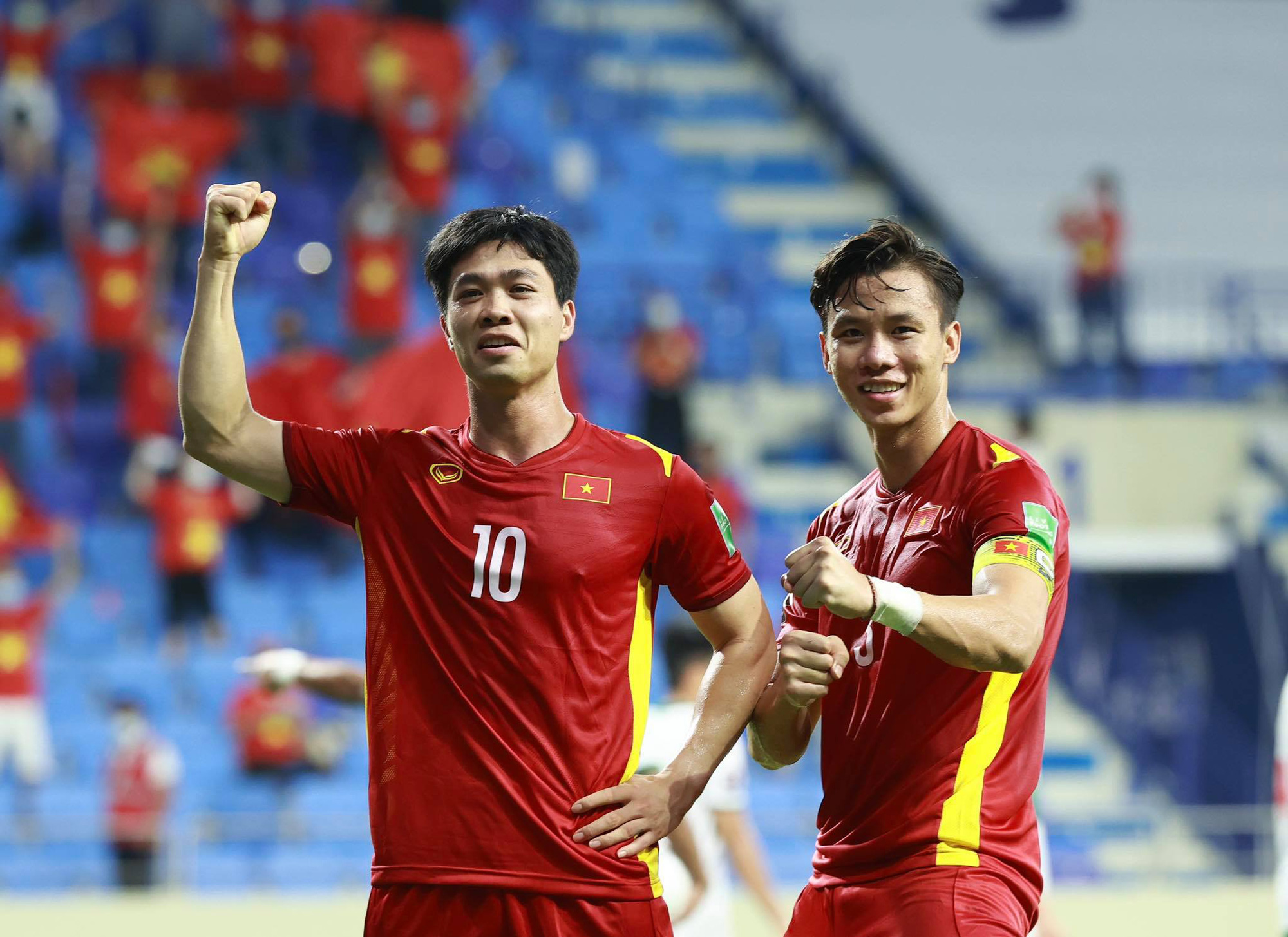 Vietnam's State President Nguyen Xuan Phuc congratulates men’s football team on win over Indonesia