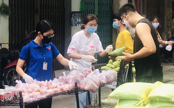 Residents pick up complimentary groceries at a pop-up market in Tan Thanh Ward, Tan Phu District, Ho Chi Minh City, Vietnam. Photo courtesy of Tan Thanh Ward People’s Committee.