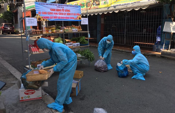 Volunteers restock grocery shelves in a pop-up market in Tan Thanh Ward, Tan Phu District, Ho Chi Minh City, Vietnam. Photo courtesy of Tan Thanh Ward People’s Committee.