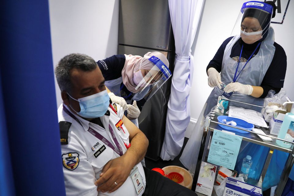 A foreign worker receives a dose of the Sinovac vaccine against the coronavirus disease (COVID-19), in a vaccination truck in Kuala Lumpur, Malaysia June 8, 2021. Photo: Reuters