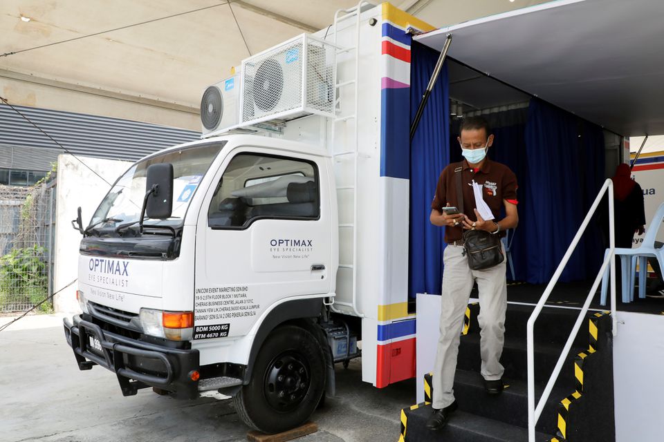 A man leaves a vaccination truck after receiving a dose of the Sinovac vaccine against the coronavirus disease (COVID-19) in Kuala Lumpur, Malaysia June 8, 2021. Photo: Reuters