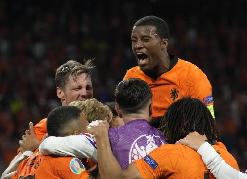 Soccer-Late Dumfries header secures Dutch win after Ukraine fightback