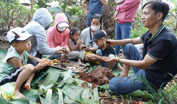 Young people and children learn how to make a seed bomb. Photo: Khoi Minh/Tuoi Tre