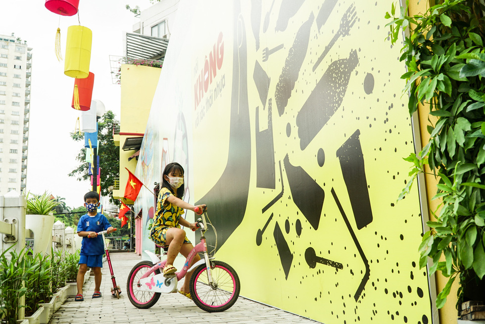 Local children are seen at the glammed-up promenade of Truc Bach Lake, Ba Dinh District, Hanoi. Photo: Nguyen Hien / Tuoi Tre