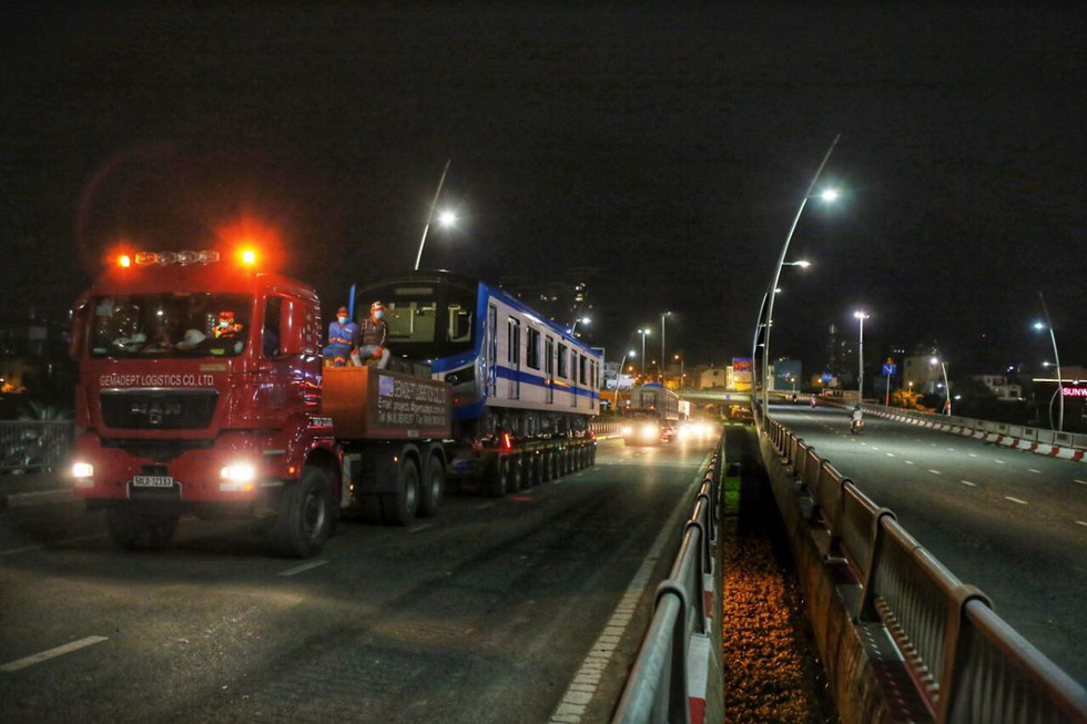 A longer and heavier vehicle carries a carriage of the fourth train for Ho Chi Minh City’s metro line No. 1 to the Long Binh Depot in Thu Duc City, June 21, 2021. Photo: Nhat Thinh / Tuoi Tre