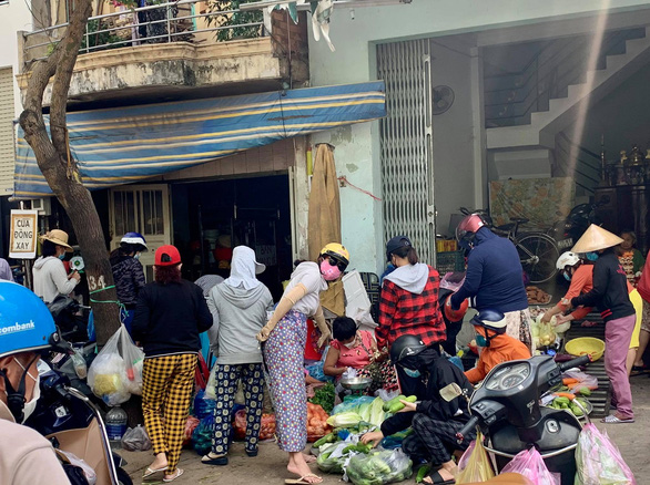 Buyers and sellers gather at the unofficial Cay Queo Market, Binh Thanh District, Ho Chi Minh City, June 20, 2021. Photo: Bong Mai / Tuoi Tre