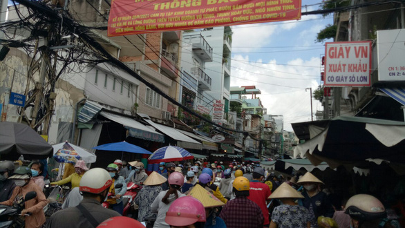 Buyers and sellers gather at the surrounding of Ba Chieu Market, Binh Thanh District, Ho Chi Minh City, June 20, 2021. Photo: Thuy Duong / Tuoi Tre