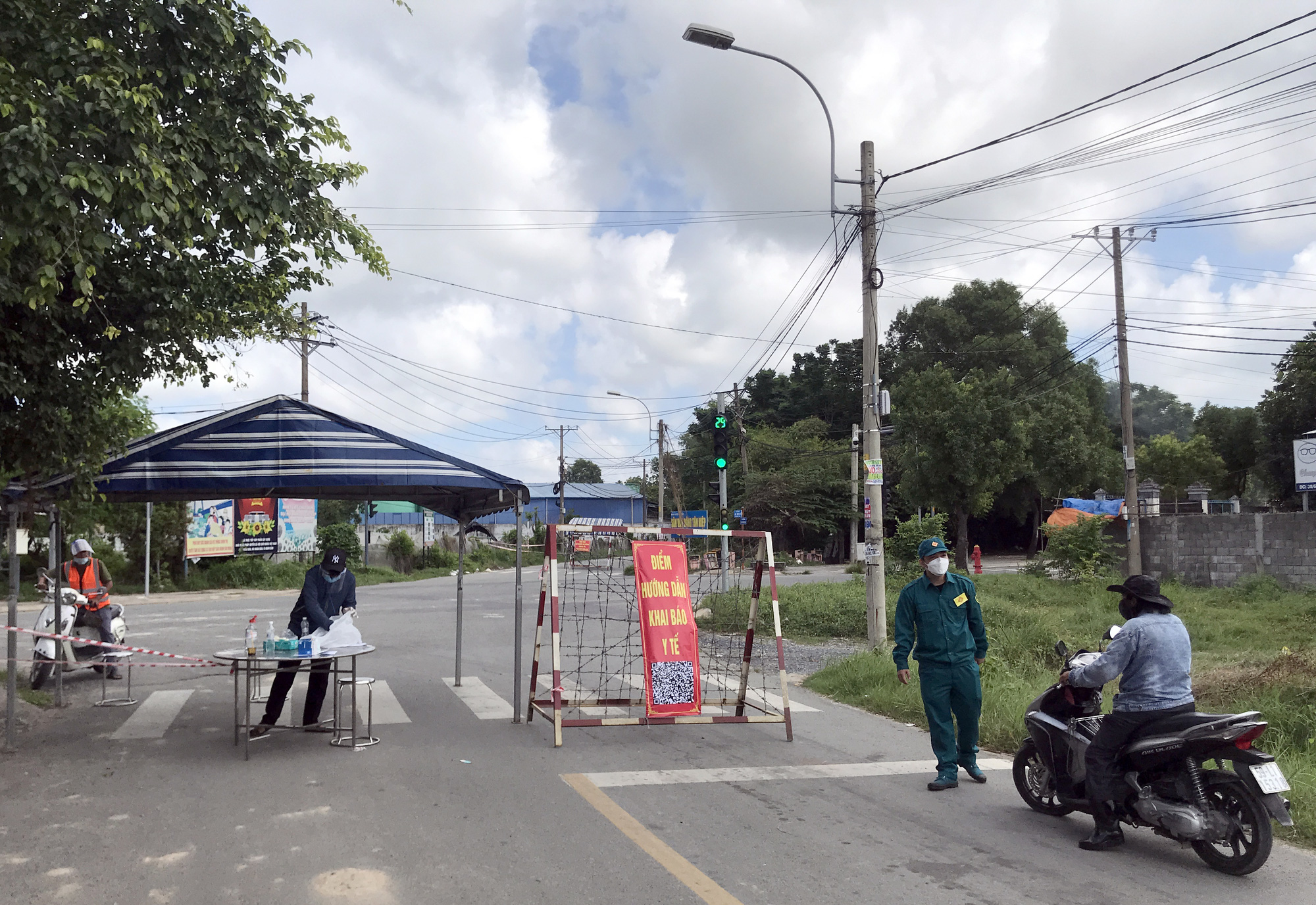 A checkpoint at a locked down area in Hoc Mon District, Ho Chi Minh City, June 20, 2021. Photo: Le Phan / Tuoi Tre