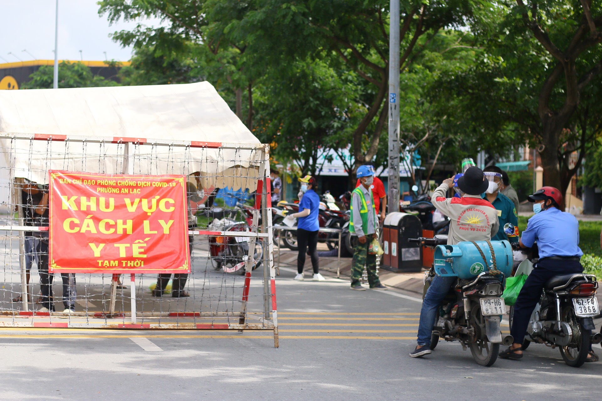 A neighborhood is fenced off in Binh Tan District, Ho Chi Minh City, June 20, 2021. Photo: Chau Tuan / Tuoi Tre