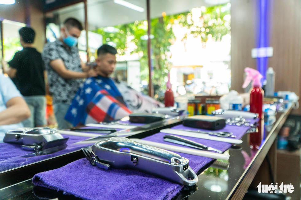 Barber tools in a barbershop in Hanoi are put to use for the first time in a month, June 22, 2021. Photo: Pham Tuan / Tuoi Tre