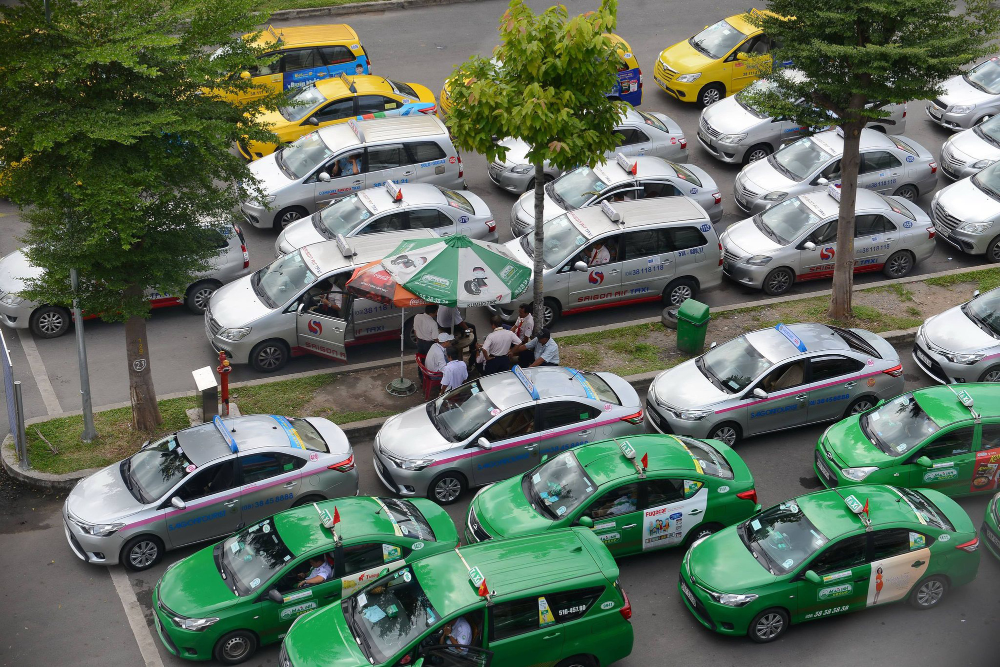 Ho Chi Minh City resumes operation of 400 taxis for hospital transport