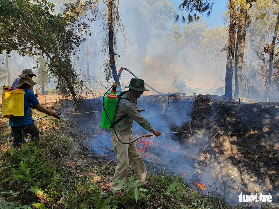 Rangers spray fire retardant to block the spread of a forest fire in Huong Thuy Town, Thua Thien-Hue Province, Vietnam, June 28, 2021. Photo: Phuoc Tuan / Tuoi Tre