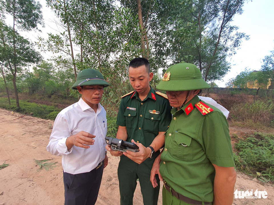 Thua Thien-Hue Province’s chairman Nguyen Van Phuong (left) at the scene of a forest fire in Huong Thuy Town, Thua Thien-Hue Province, Vietnam, June 28, 2021. Photo: Phuoc Tuan / Tuoi Tre