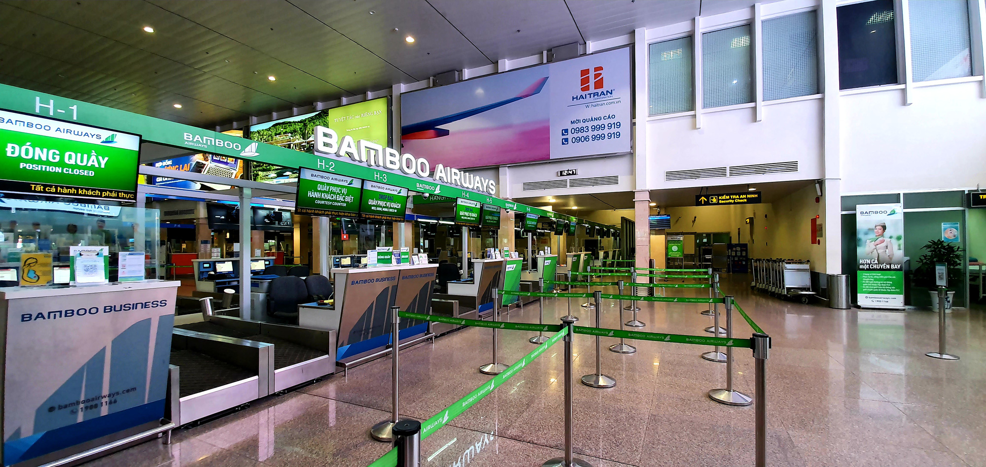 Empty Bamboo Airways check-in counters at Tan Son Nhat International Airport in Ho Chi Minh City, July 1, 2021. Photo: C. Trung / Tuoi Tre