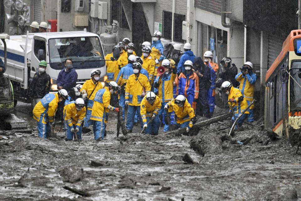 Police officers conduct search and rescue operation at a mudslide site caused by heavy rain at Izusan district in Atami, west of Tokyo, Japan July 4, 2021. Photo: Kyodo via Reuters
