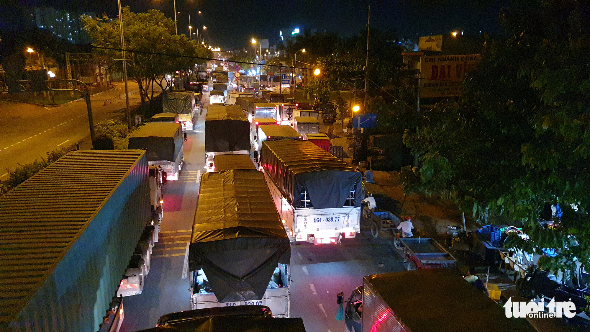 Vehicles pour to the Thu Duc wholesale market to transport goods away before it comes into suspension in Thu Duc City under Ho Chi Minh City, July 6, 2021. Photo: Minh Hoa / Tuoi Tre