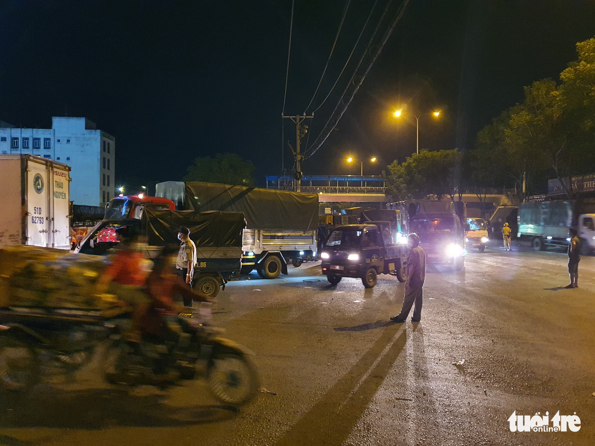 Vehicles pour to the Thu Duc wholesale market to transport goods away before it comes into suspension in Thu Duc City under Ho Chi Minh City, July 6, 2021. Photo: Minh Hoa / Tuoi Tre