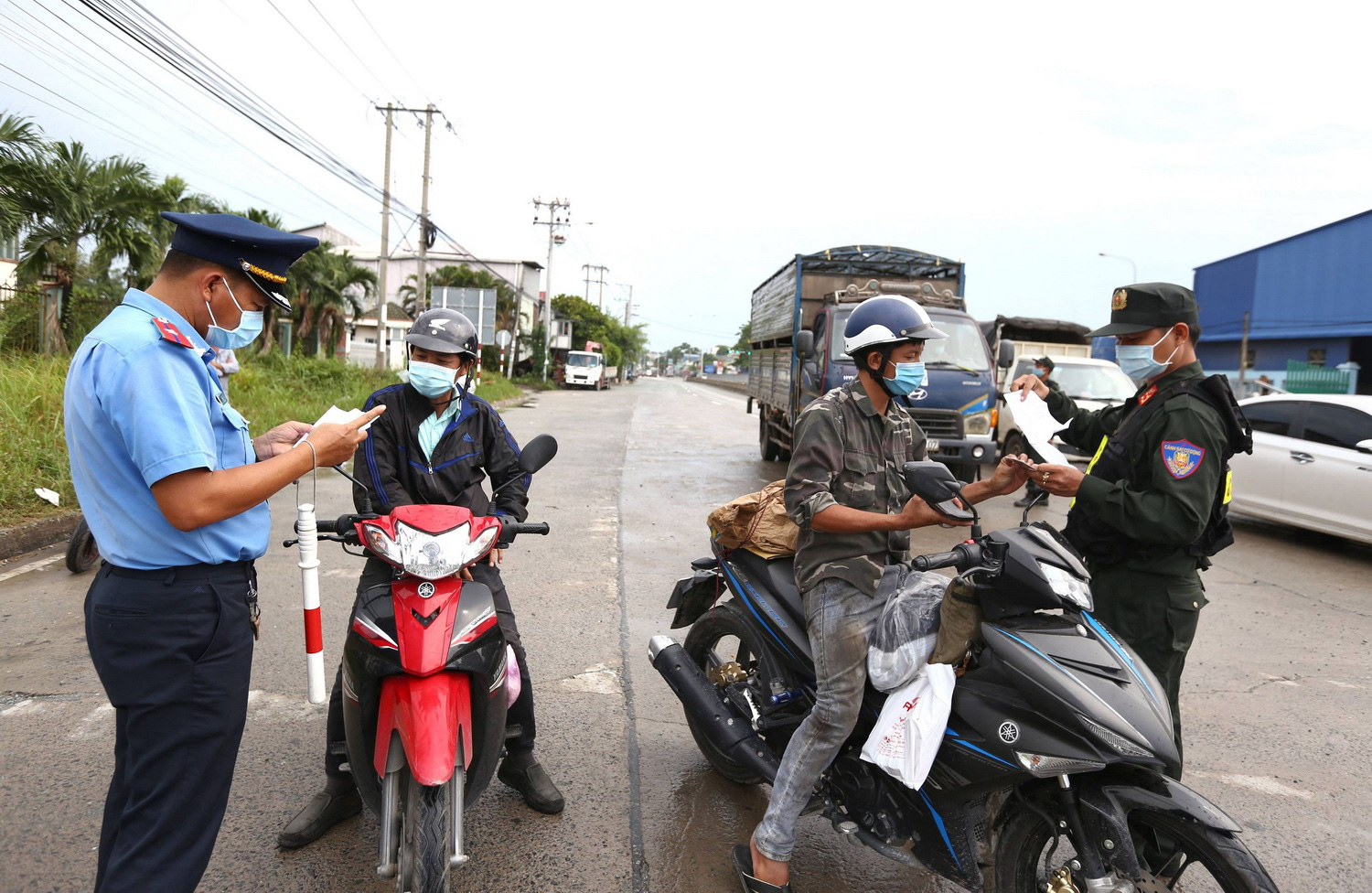 Travelers present their COVID-19 test results at a checkpoint in Dong Nai Province, Vietnam. Photo: Nhat Thinh / Tuoi Tre