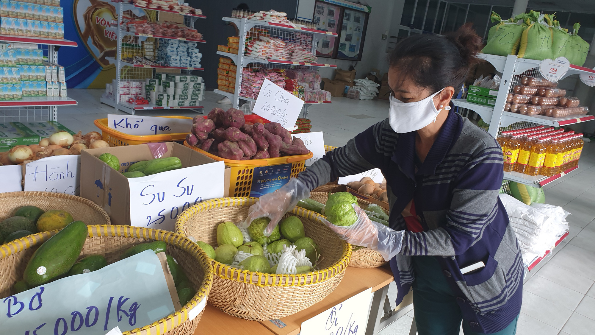 Free supermarkets help poor people survive COVID-19 pandemic in Ho Chi Minh City