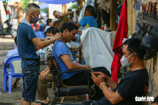 Hanoi men rush to get haircuts before COVID-19 restrictions take effect