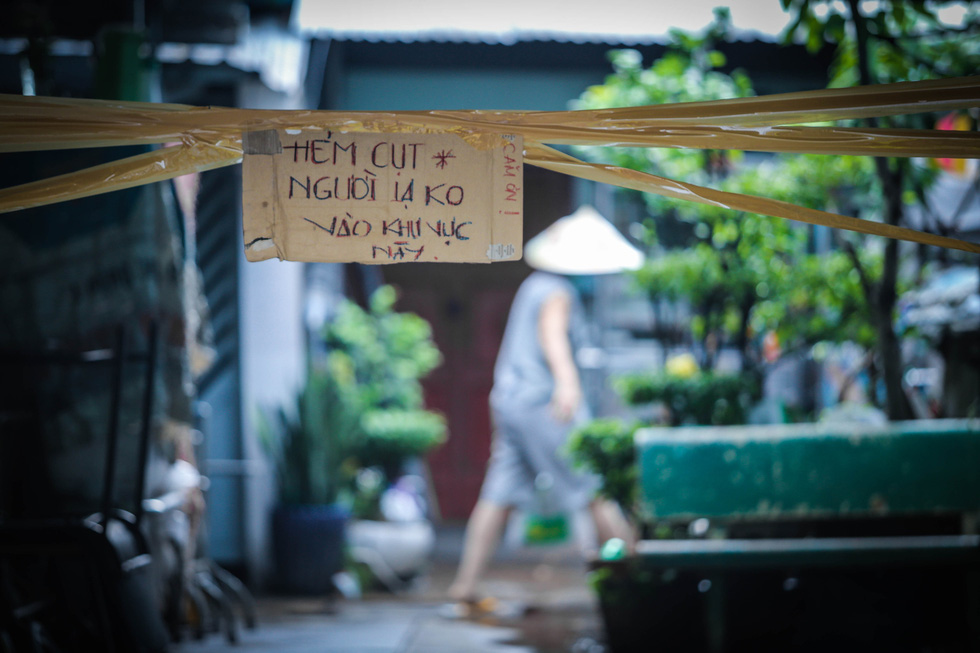 “Blind alley, do not enter” sign put up at the entrance of an alley in Ho Chi Minh City. Photo: Le Phan / Tuoi Tre